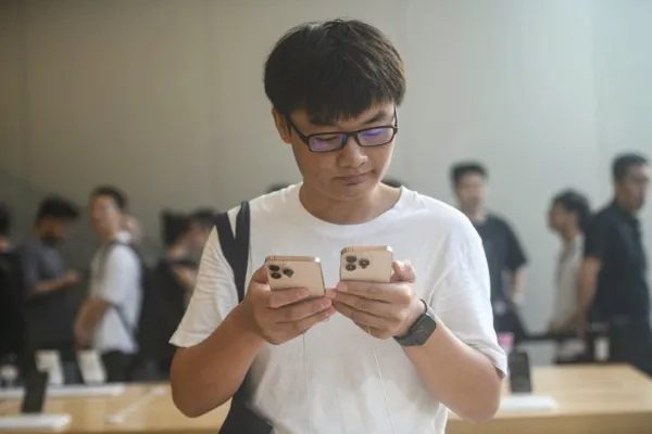 苹果手机“高危漏洞”警告背后:是安全提醒,还是AI更新的“技术性拦截”?